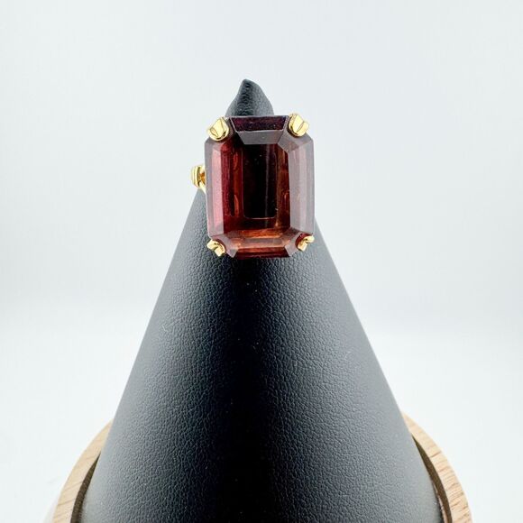 Signed Avon Emerald Cut Red Glass Cocktail Ring Gold Tone Vintage Statement - Picture 8 of 10